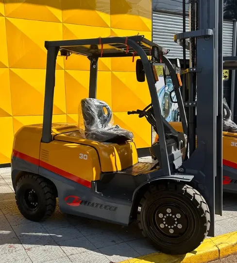 Empilhadeira a combustão amarela, de 3 toneladas, com a marca Fratucci